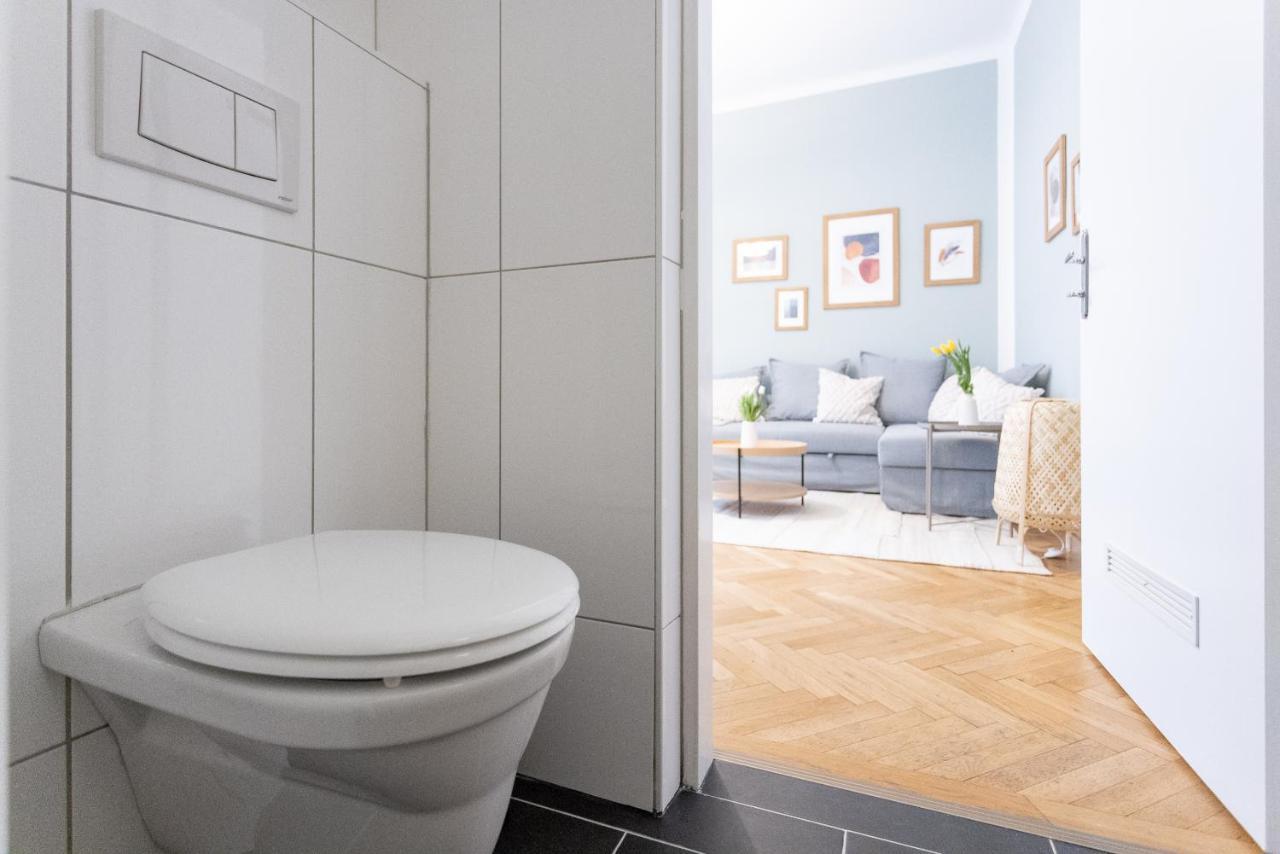 With Balcony - Trendy Neighborhood Apartment Wien